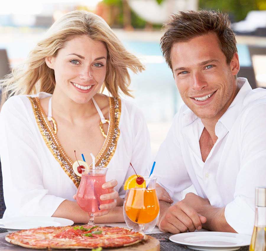 Couple-enjoying-drink-in-Fiji Couple enjoying a drink in Fiji